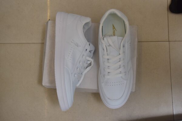 Imported pinberry sneaker white